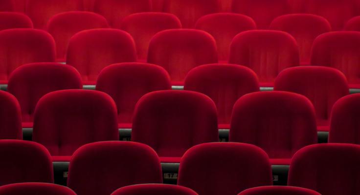 Bioscoopzaal met rode pluche stoelen